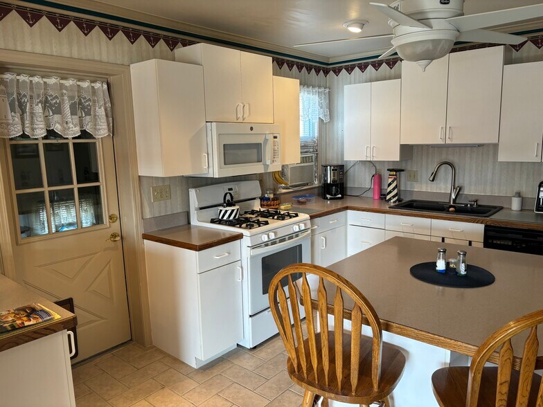 More Photos Of 2884 Fort St, Lincoln Park Office Residential For Sale