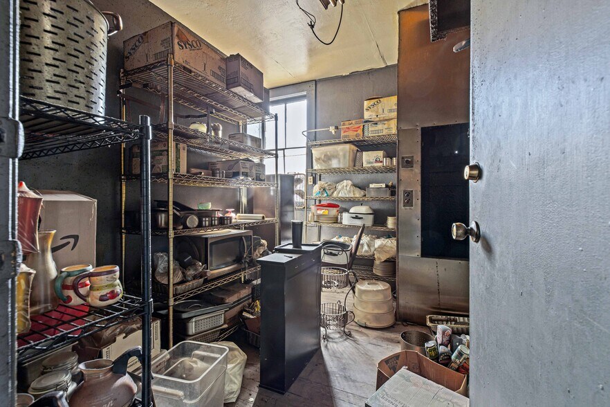More Photos Of 30048 Yosemite Blvd, La Grange Bar For Sale