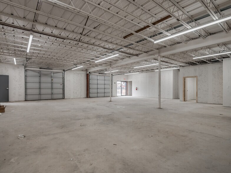 More Photos Of 4403-4411 SW 3rd St, Oklahoma City Showroom For Lease