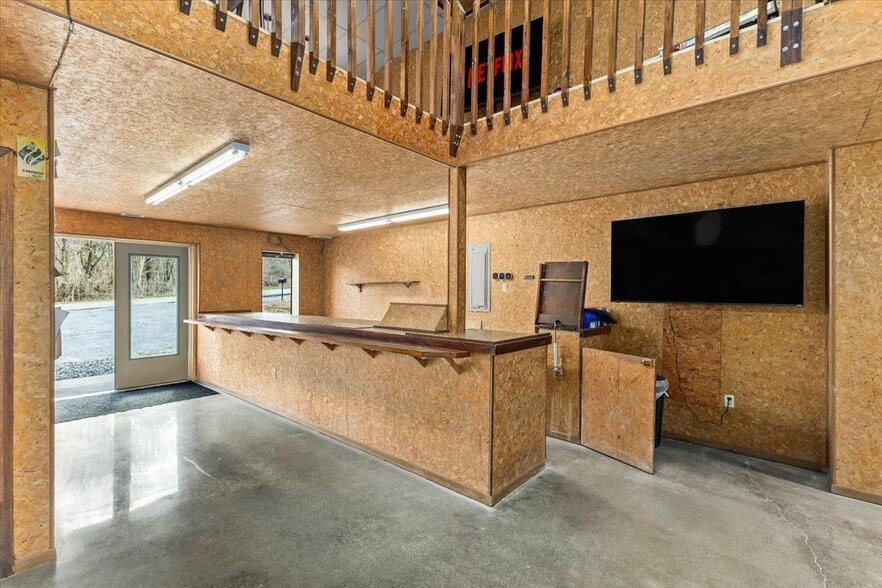 More Photos Of 309 E Springbrook Dr, Johnson City Flex For Lease