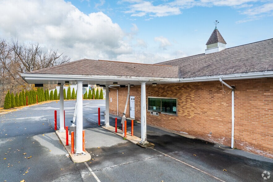 More Photos Of 347-349 Main St, Simpson Bank For Sale