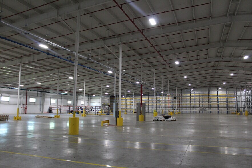 More Photos Of 320 S Industrial Blvd, Calhoun Manufacturing For Lease