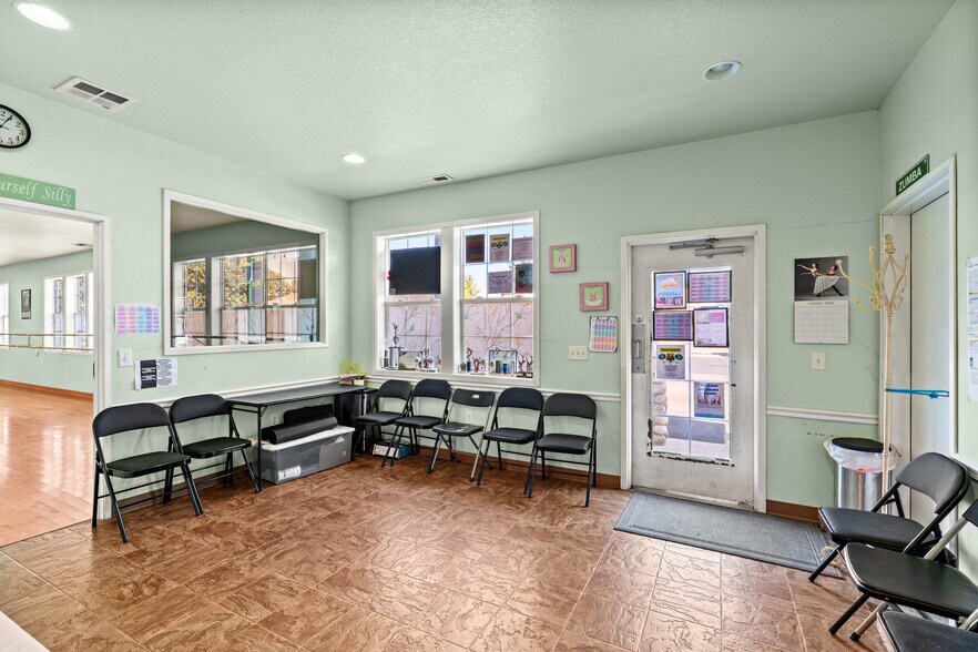 More Photos Of 132 S 17th St, Philomath Specialty For Sale