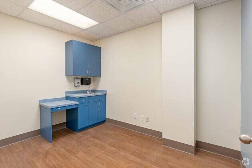 More Photos Of 211-20 Union Tpke, Oakland Gardens Storefront Retail Office For Lease