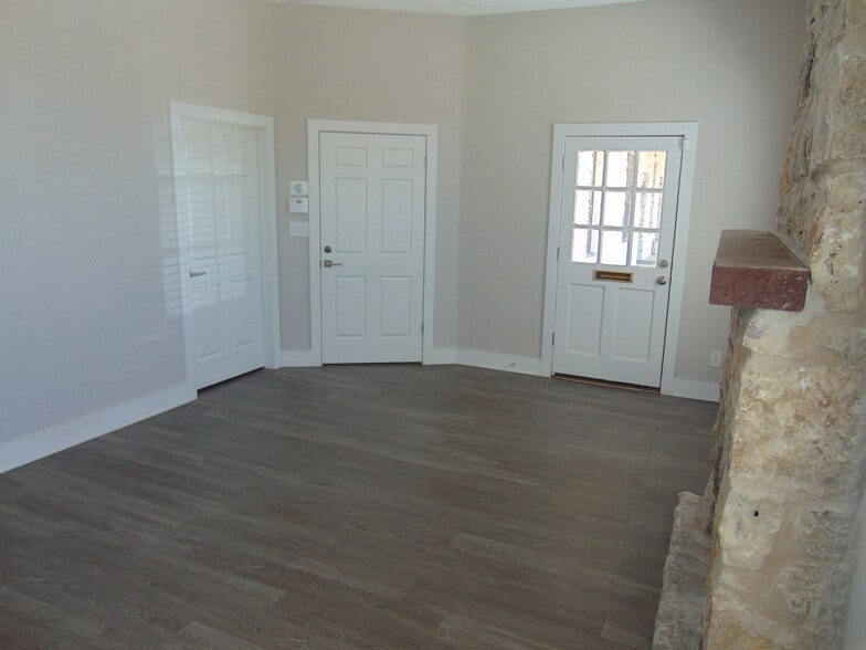 More Photos Of 151 E Mercer St, Dripping Springs Office For Lease