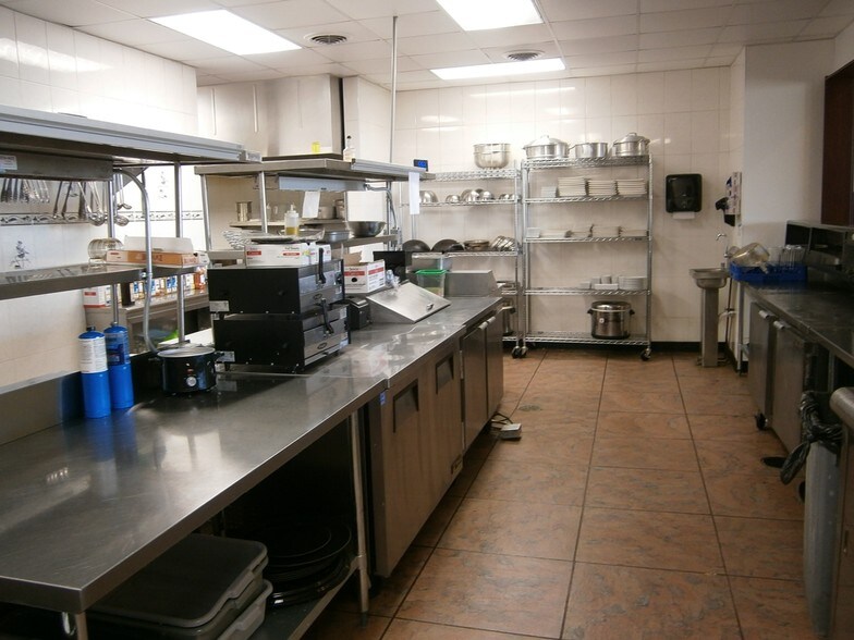 More Photos Of 940 Hansen Rd, Green Bay Storefront For Lease