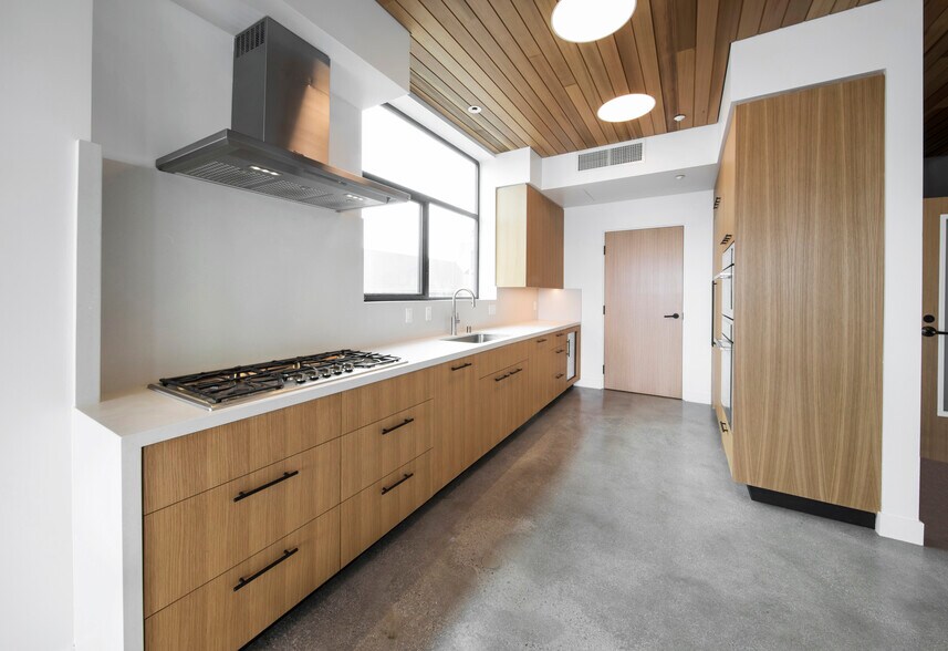 More Photos Of 305 Ocean Front Walk, Venice Office For Lease