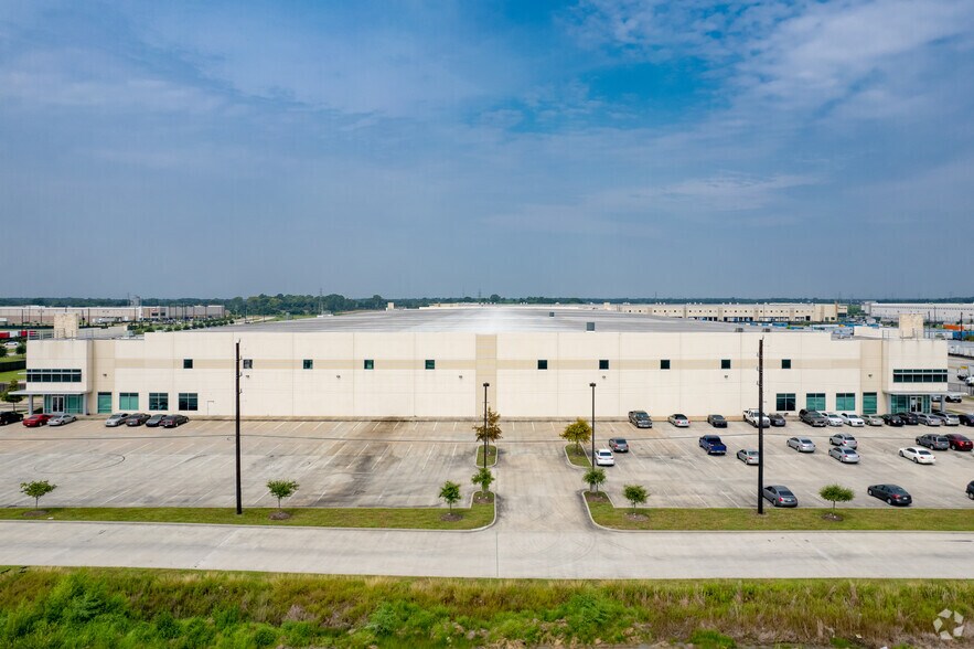 More Photos Of 600 Fallbrook Dr, Houston Distribution For Lease