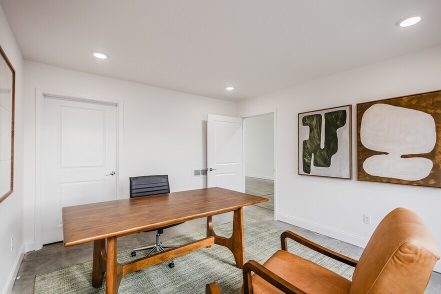 More Photos Of 400 Red Squirrel St, Bowling Green Showroom For Sale