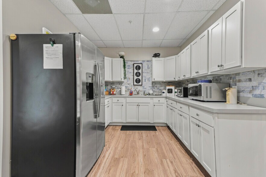 More Photos Of 8638 Veterans Hwy, Millersville Office For Lease
