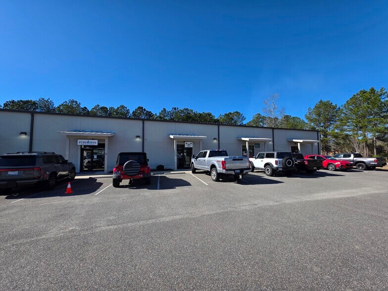 Primary Photo Of 61 Schinger Ave, Ridgeland Showroom For Lease