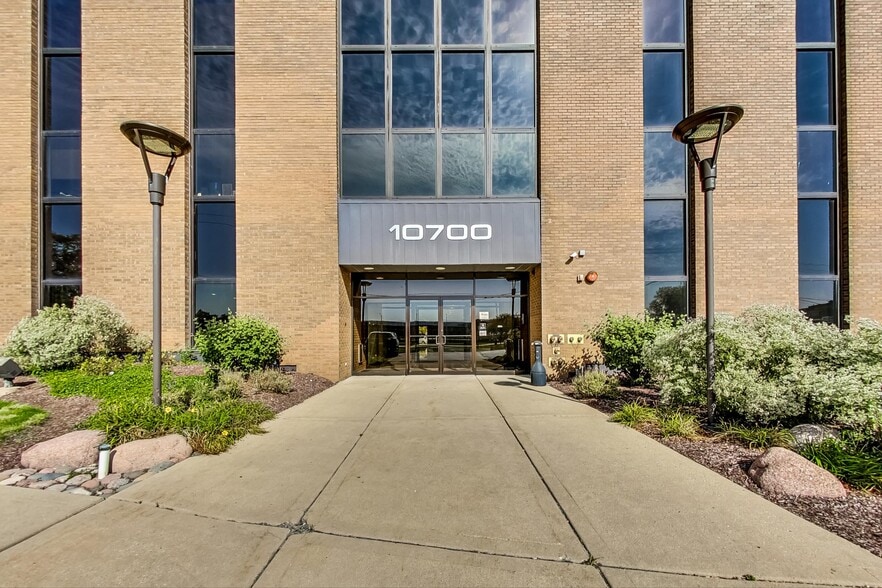 More Photos Of 10700 W Higgins Rd, Rosemont Office For Sale