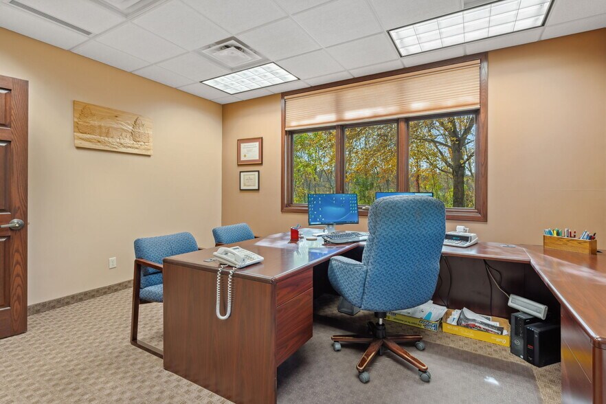 More Photos Of 225 Cedardale Dr SE, Owatonna Office For Sale