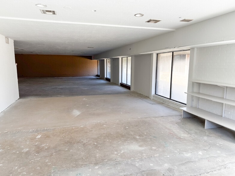 More Photos Of 2411 Heritage Trl, Enid Office For Sale