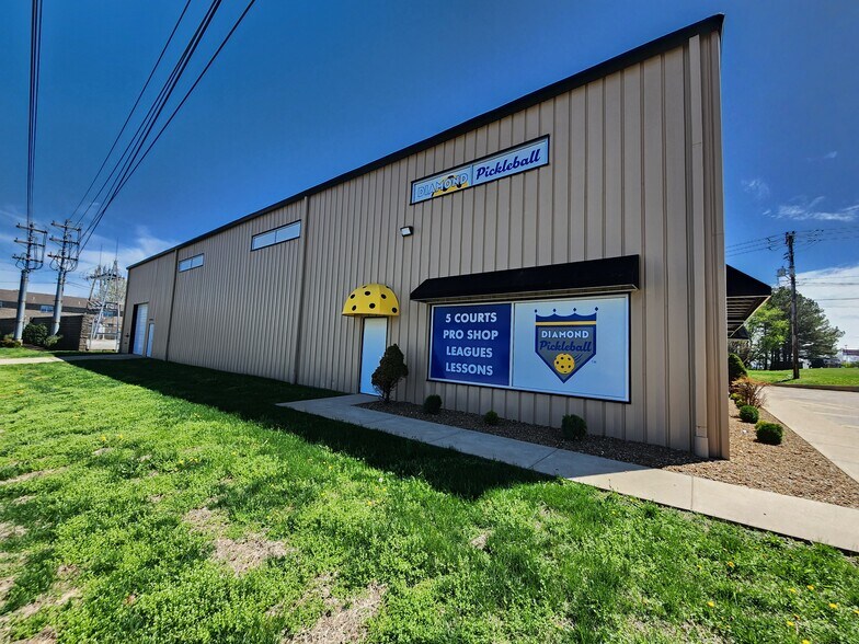 More Photos Of 1112 Shive Ln, Bowling Green Showroom For Sale