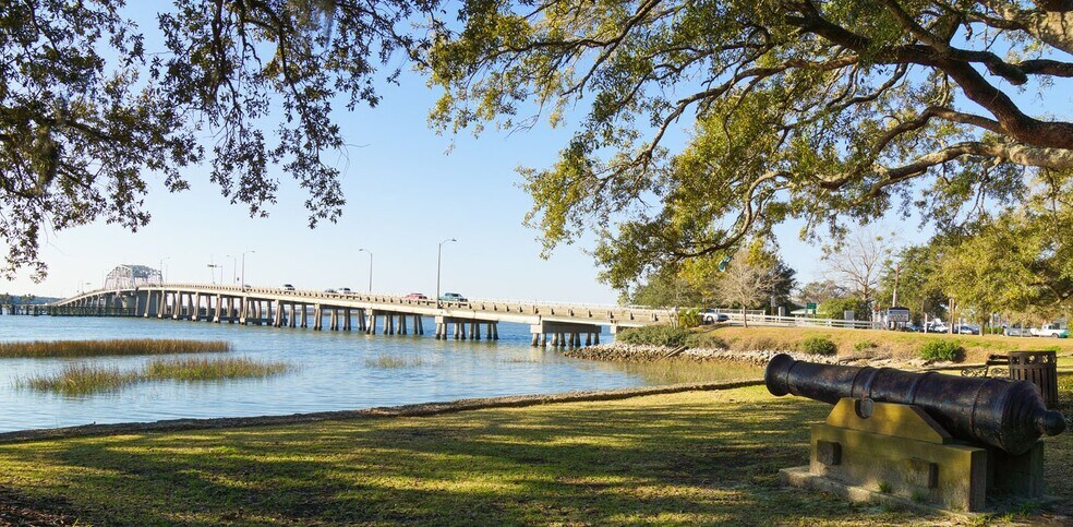 More Photos Of 916 Bay St, Beaufort Office For Sale