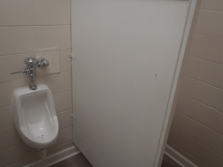 More Photos Of 2025 McLarty Dr, Newport Office For Sale