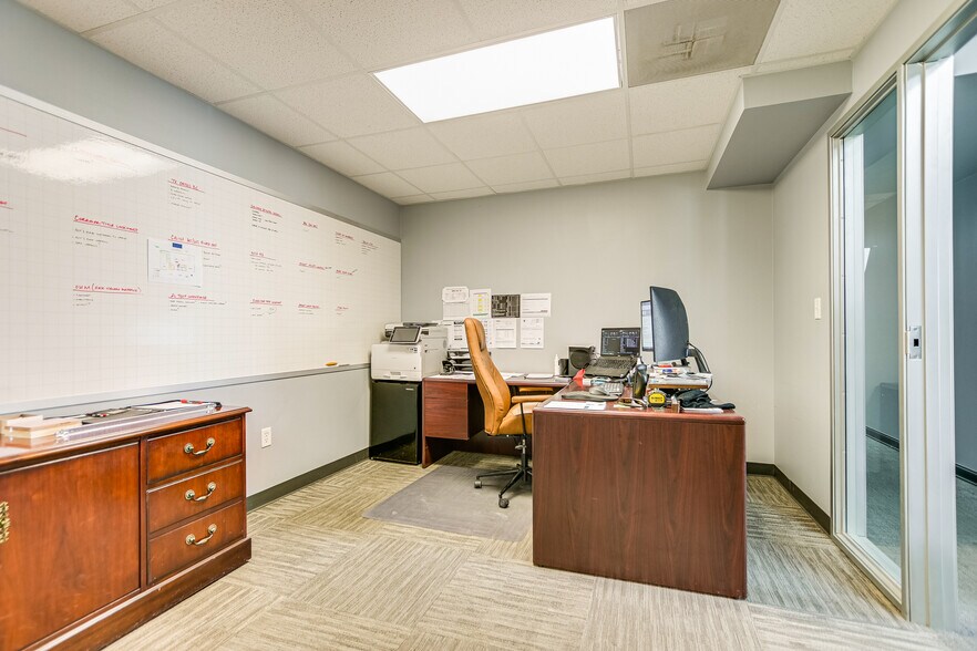 More Photos Of 271 Commercial Dr, Buda Warehouse For Sale