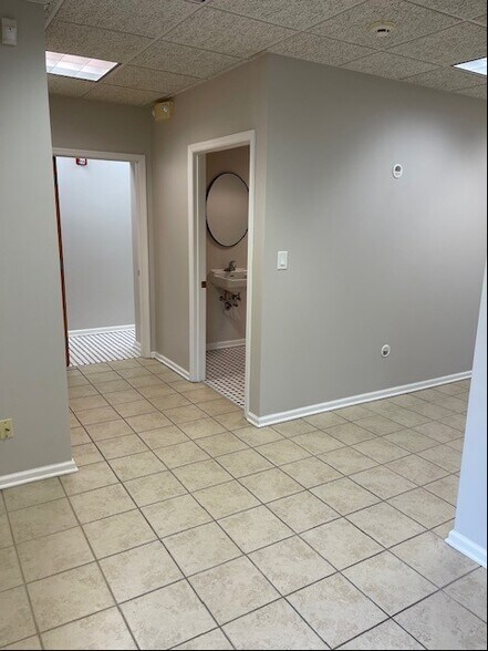 More Photos Of 513R Raritan Ave, Highland Park Office Residential For Lease