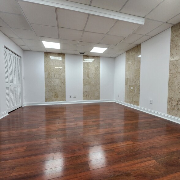 More Photos Of 460 W 84th St, Hialeah Showroom For Lease