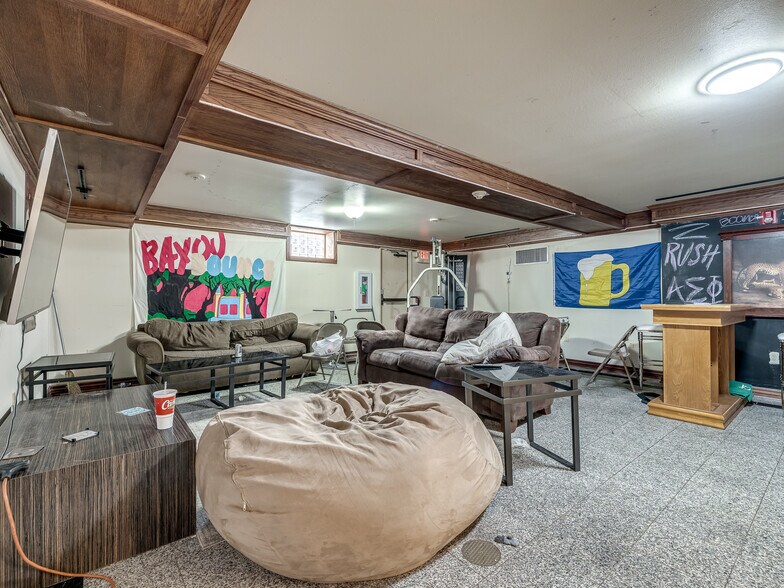 More Photos Of 702 S Lahoma Ave, Norman Dormitory For Sale