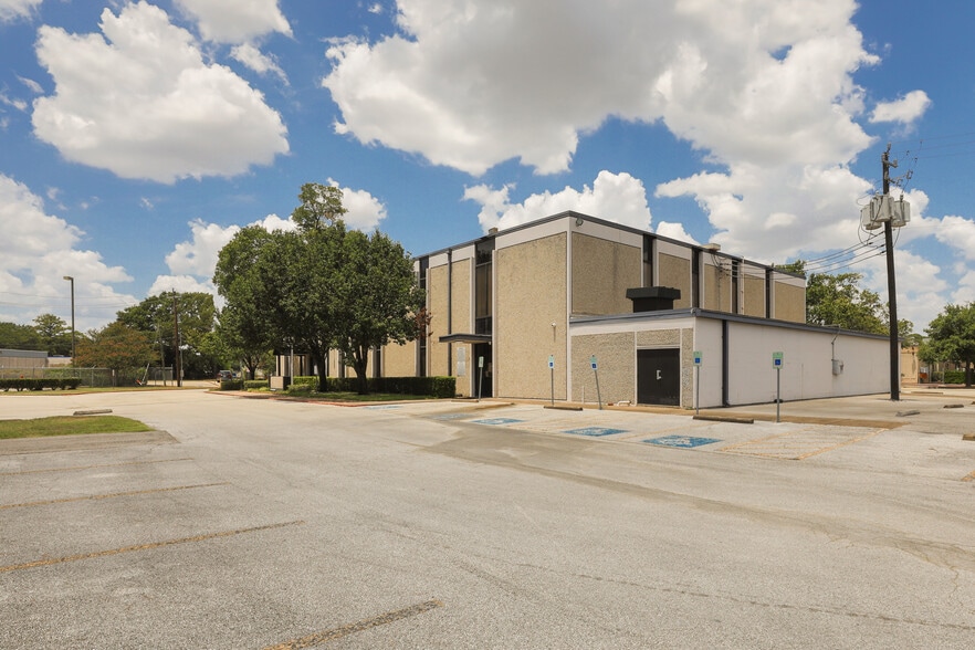 More Photos Of 2122 E Governors Cir, Houston Office For Sale