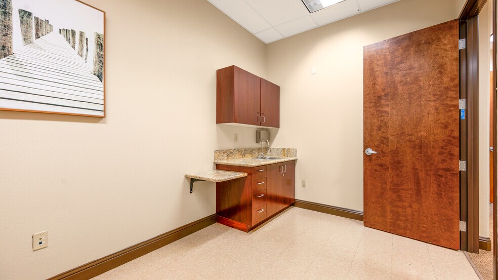 More Photos Of 7206 N Milburn Ave, Fresno Medical For Lease