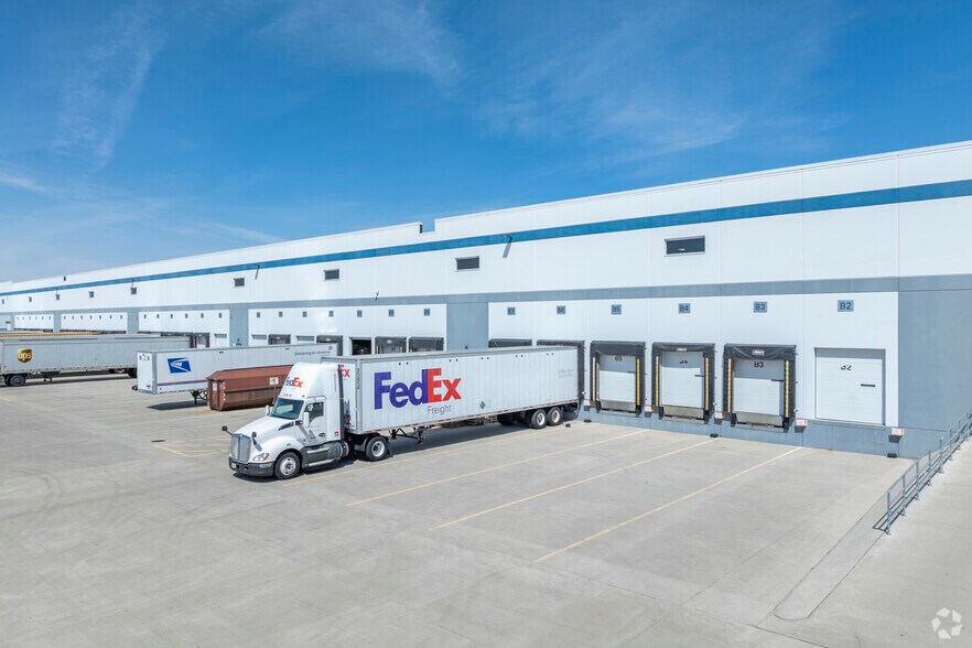 More Photos Of 901 Chase Ave, Elk Grove Village Distribution For Lease