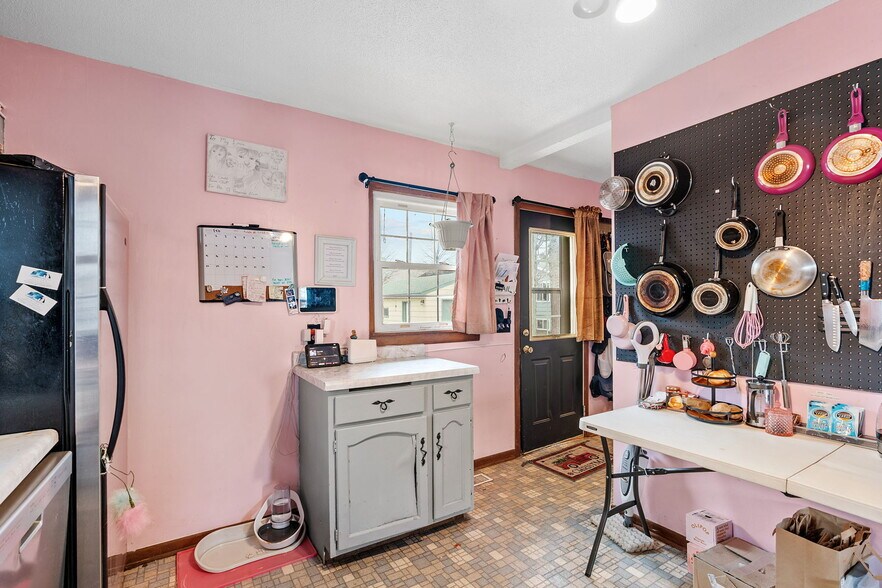 More Photos Of 38804 8th Ave, North Branch Office Residential For Sale