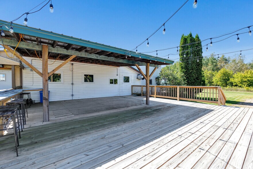 More Photos Of 621 Bissell St, White Lake Restaurant For Sale