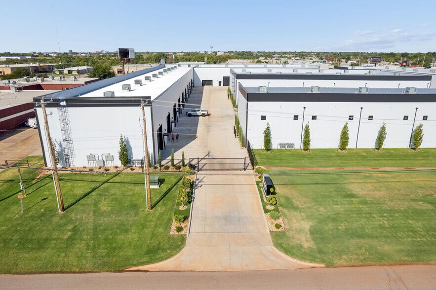 More Photos Of 7700 Broadway Ext, Oklahoma City Light Distribution For Sale