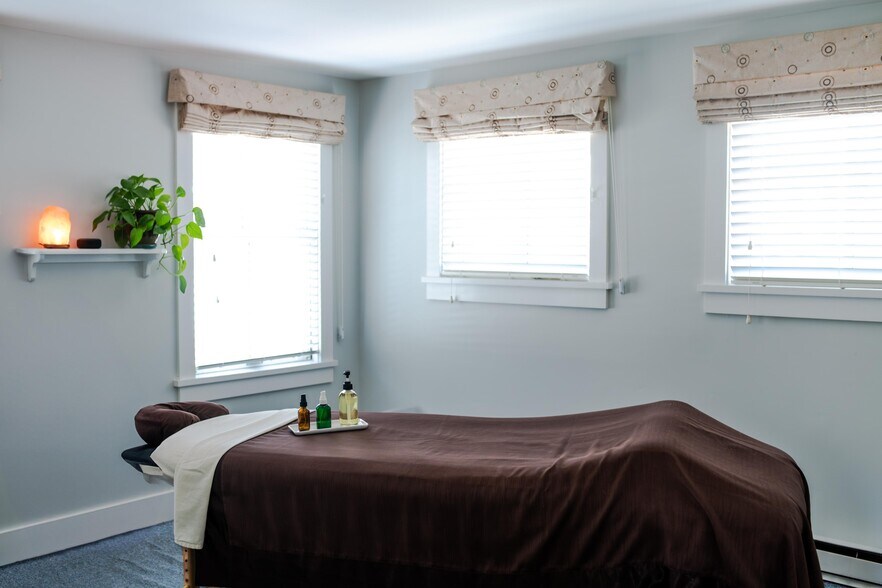 More Photos Of 18 Main St, Stowe Hotel For Sale