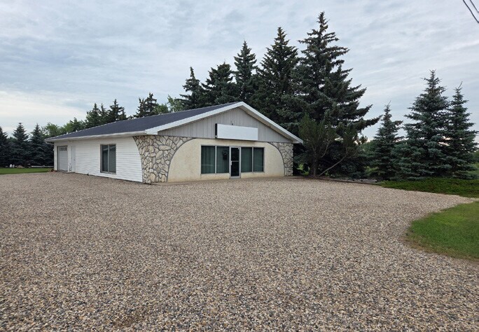 More Photos Of 1409 1st Avenue NW, Weyburn Showroom For Lease
