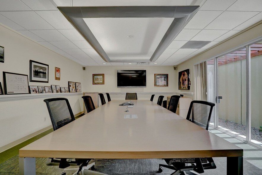 More Photos Of 240 E Sunset Rd, El Paso Office For Lease