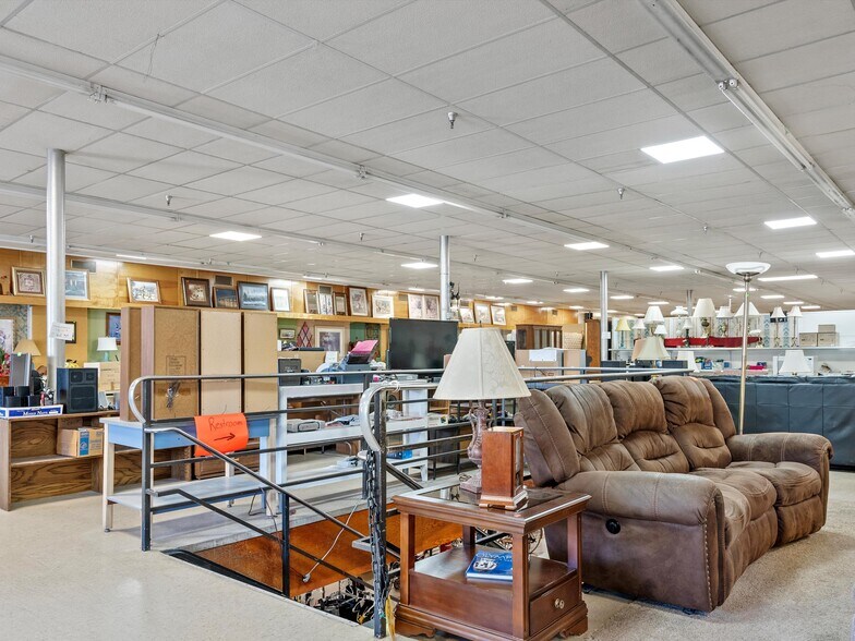 More Photos Of 1816 Washington St, Two Rivers General Retail For Sale