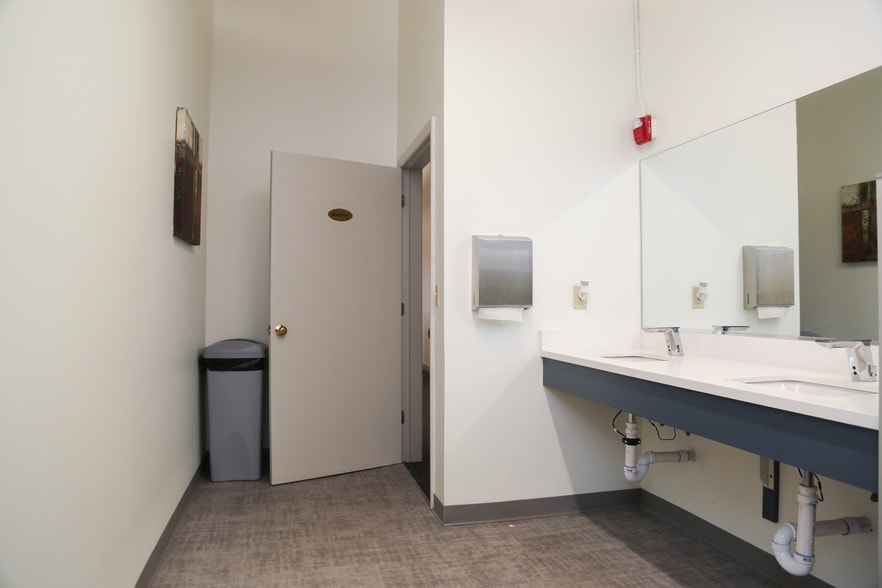 More Photos Of 333 Main St, East Greenwich Freestanding For Lease