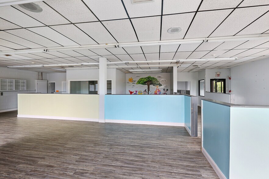 More Photos Of 3333 W 159th St, Markham General Retail For Lease