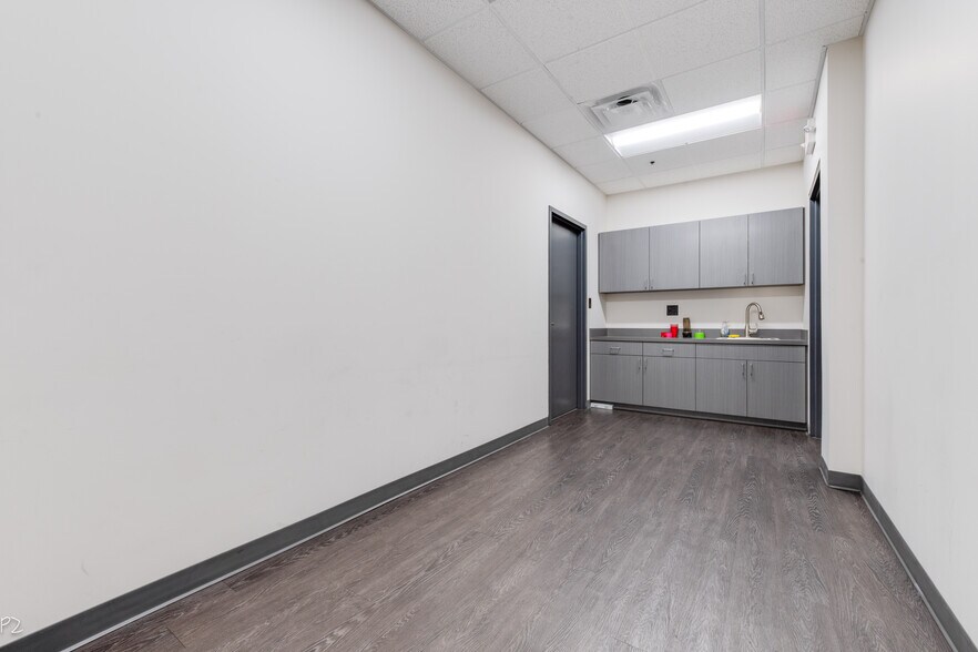 More Photos Of 2501-2575 Allan Dr, Elk Grove Village Warehouse For Lease