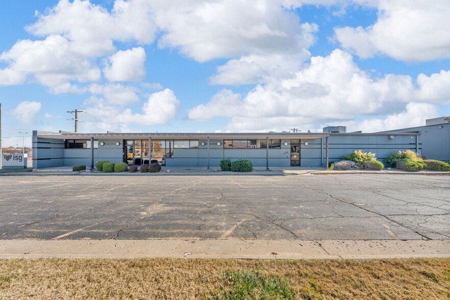 More Photos Of 400 SE Jefferson St, Topeka Flex For Sale