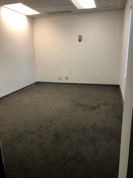 More Photos Of 2021 Tyler St, Hollywood Office For Lease