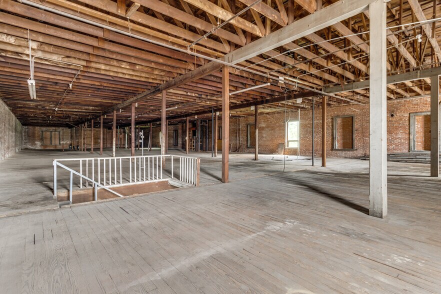 More Photos Of 114 N Houston Ave, Denison Office For Sale