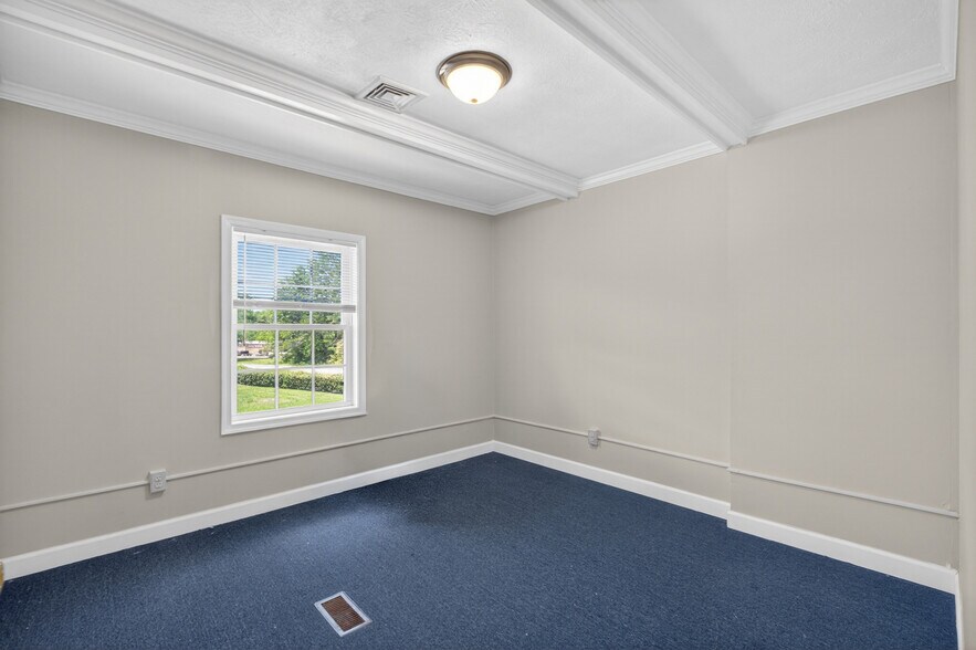 More Photos Of 168 Faulconerville Dr, Amherst Flex For Sale