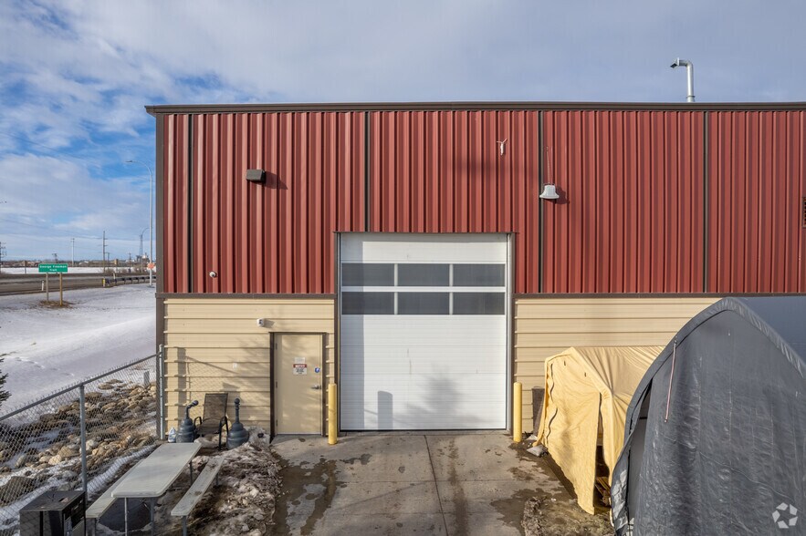 More Photos Of 300 Edgefield Pl, Strathmore Freestanding For Lease