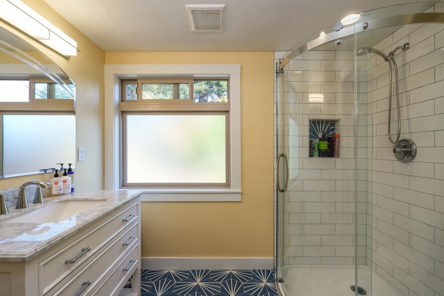 More Photos Of 1175 2nd St SE, Bandon Hotel For Sale