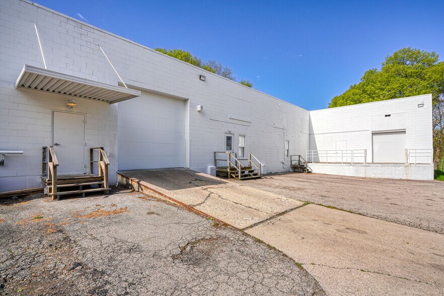 More Photos Of 30-31 S Sycamore St, Springfield Service For Sale