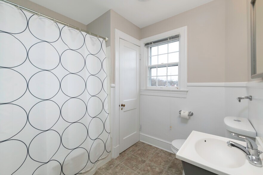More Photos Of 1802 Augustine Ave, Fredericksburg Office Residential For Lease