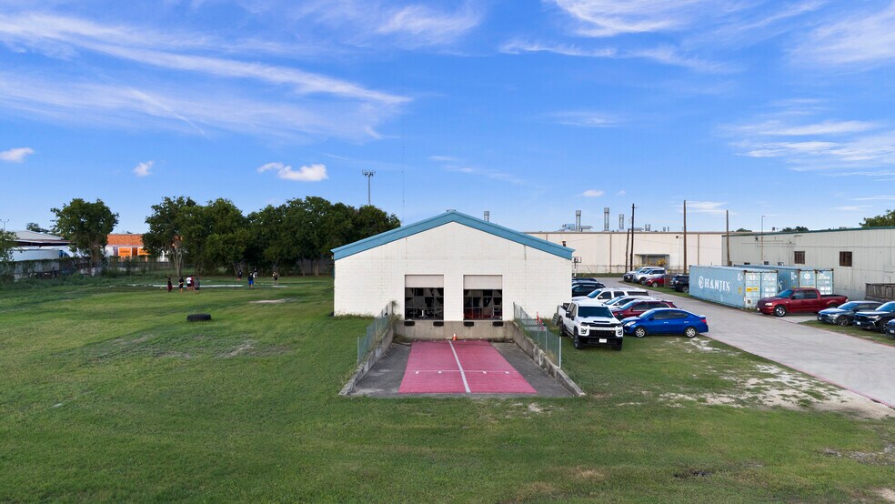 More Photos Of 3363 E Commerce St, San Antonio Warehouse For Sale