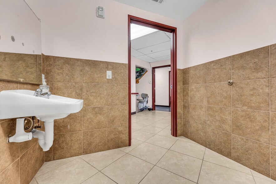 More Photos Of 515 Michigan Blvd, West Sacramento Medical For Sale