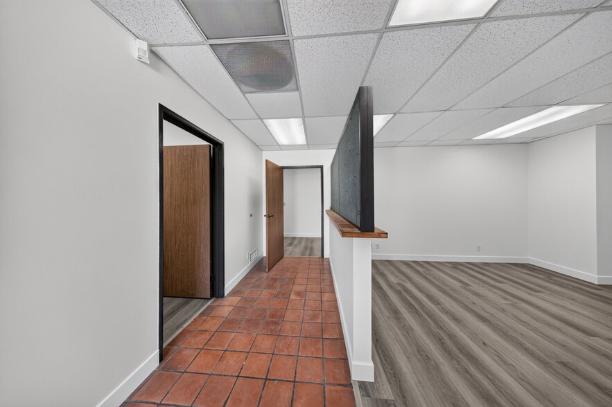 More Photos Of 21358 Nordhoff St, Chatsworth Light Distribution For Lease