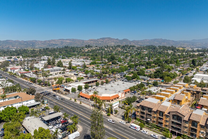 More Photos Of 21555-21627 Roscoe Blvd, Canoga Park Service For Lease